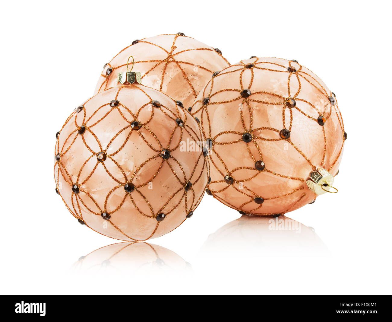 Beige palle di Natale isolato su uno sfondo bianco. Foto Stock
