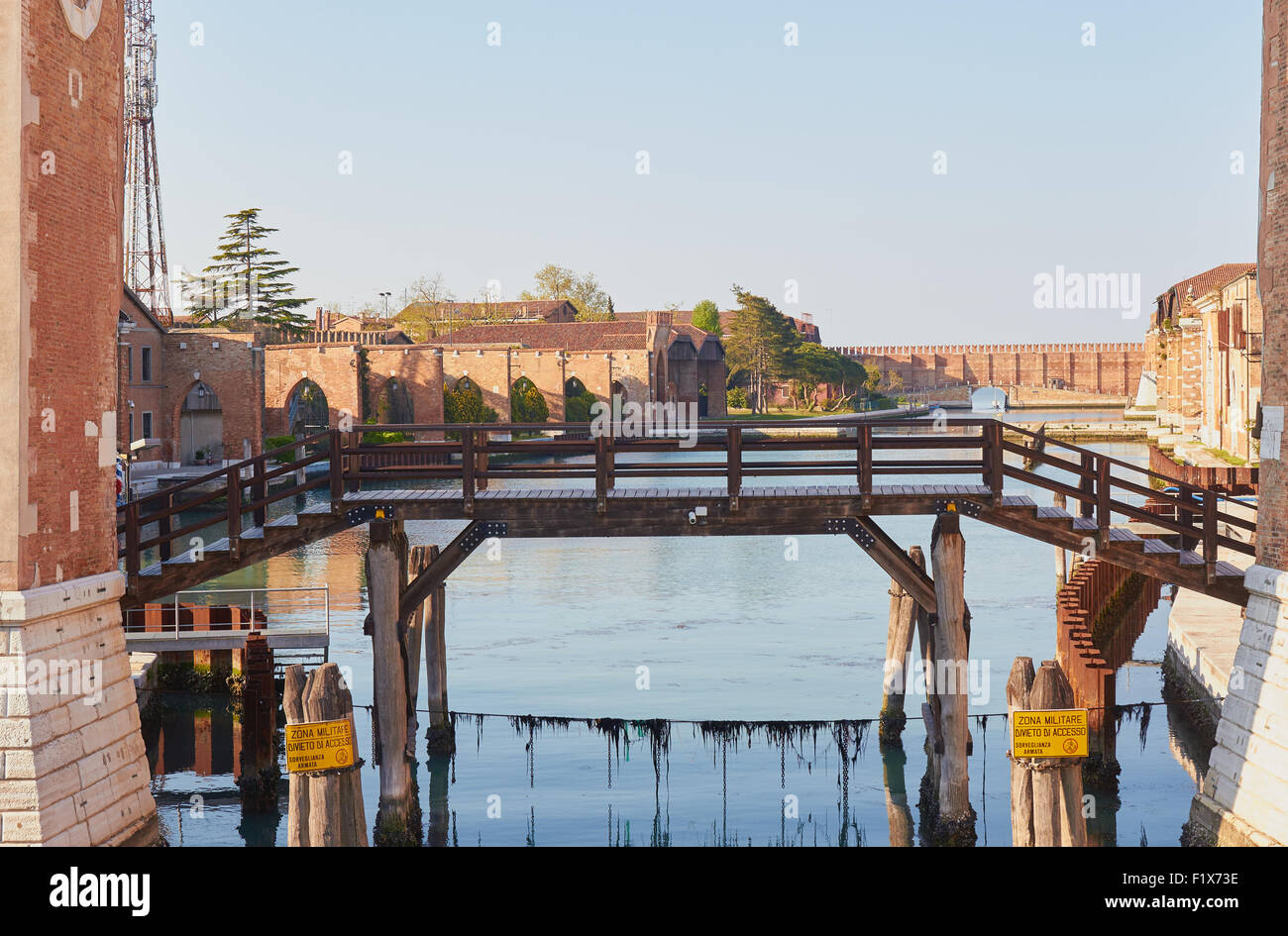 Ponte che attraversa l'Arsenale di un complesso di ex cantieri e armory a Venezia Veneto Italia Europa Foto Stock