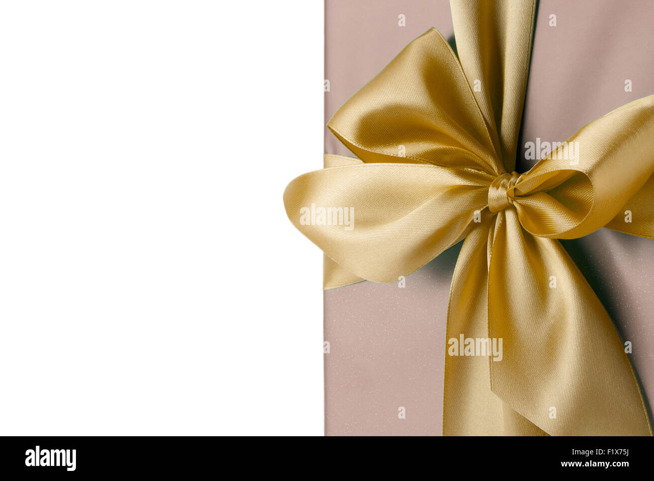 Biglietto di auguri con golden bow sullo sfondo bianco. Foto Stock