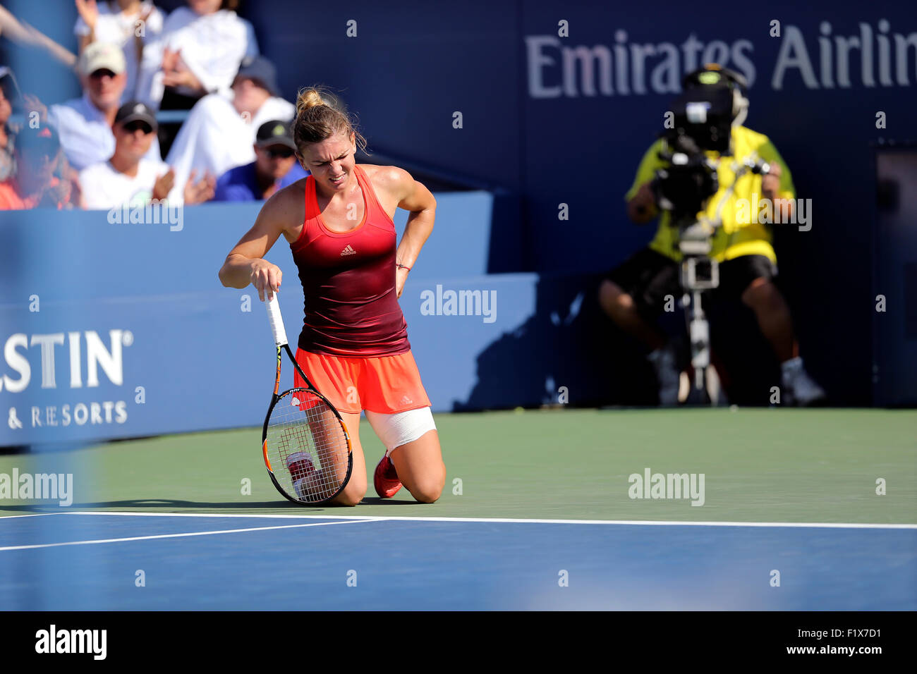 Flushing Meadows, New York, Stati Uniti d'America. 07Th Sep, 2015. Simona Halep, il numero 2 le sementi provenienti dalla Romania, si allunga durante il suo quarto round match contro Sabine LISICKI di Germania presso l'U.S. Aperto in Flushing Meadows, New York il 7 settembre 2015. Halep ha vinto la partita in tre set Credit: © Adam Stoltman/Alamy Live News Foto Stock