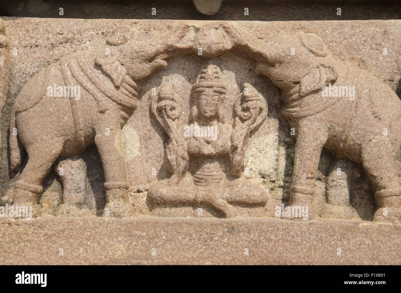 Gajalakshmi bagnata dalla scultura degli elefanti, il tempio di Ramappa, Warangal, Telangana, India. Sito patrimonio dell'umanità dell'UNESCO 2021 Foto Stock