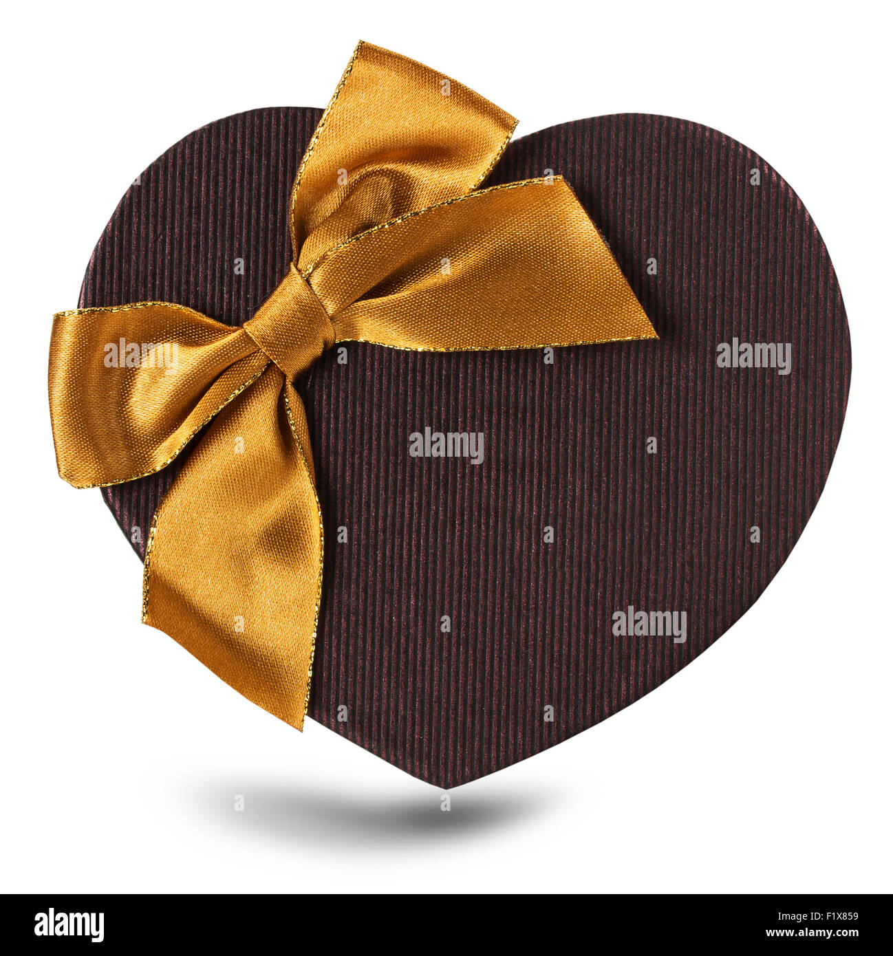 Scatola marrone a forma di cuore con oro bow sul bianco. Foto Stock