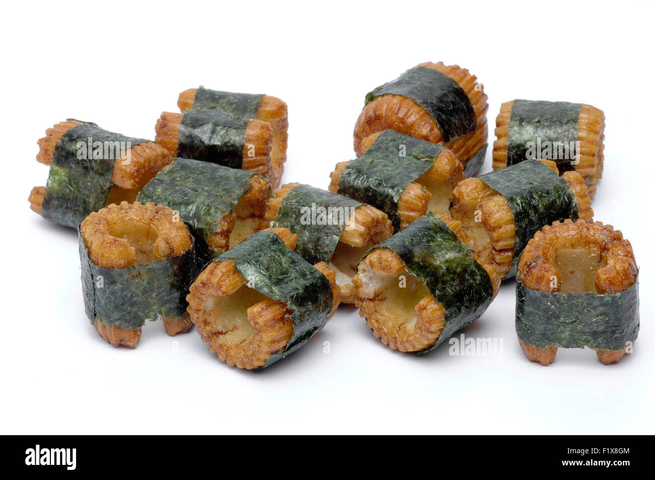 Sushi-sagomato, piccoli pezzi di pasta, avvolto con le alghe le alghe e un forte gusto pescoso Foto Stock