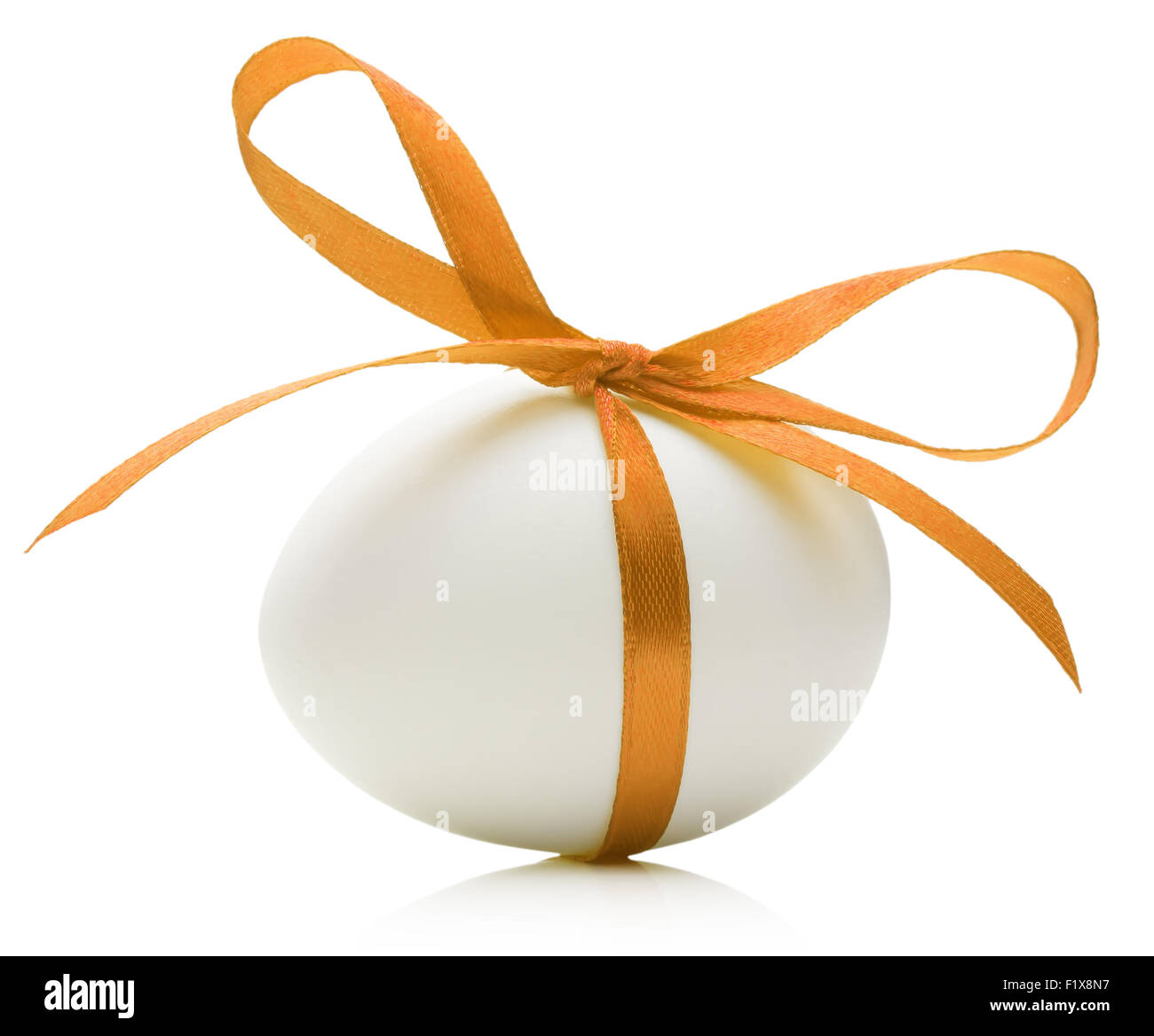 Uovo di Pasqua con la festosa orange bow isolati su sfondo bianco. Foto Stock