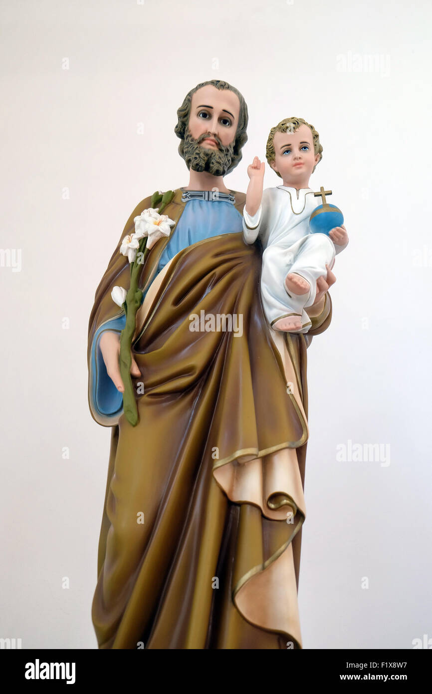 San Giuseppe tenendo in braccio Gesù Bambino, statua nella chiesa di San Francesco di Assisi in Lipik, Croazia il 7 maggio 2015 Foto Stock