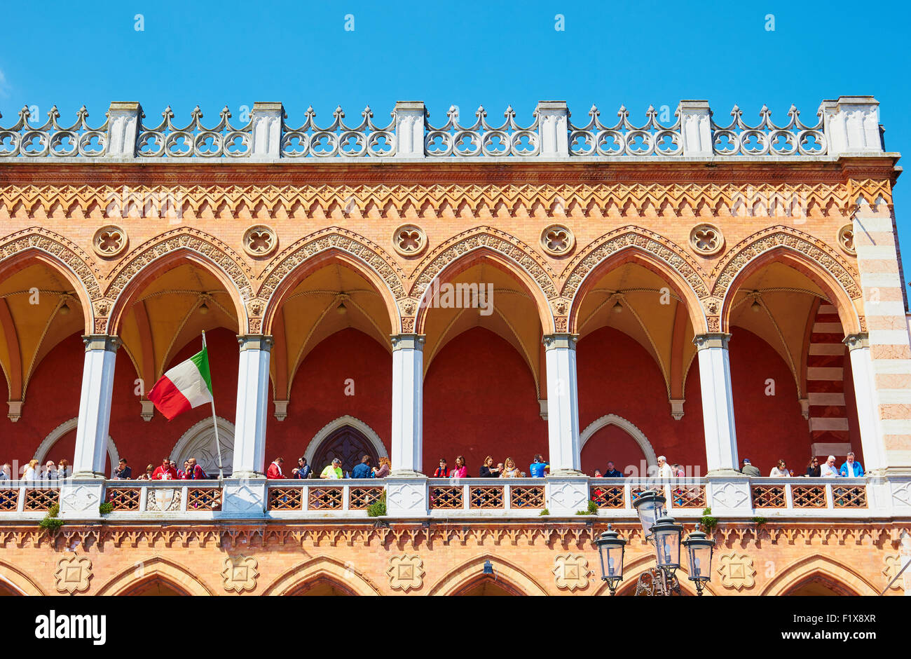 Loggia Amulea un neo gothic doppia loggia costruita nel 1860 il Prato della Valle Padova Veneto Italia Europa Foto Stock