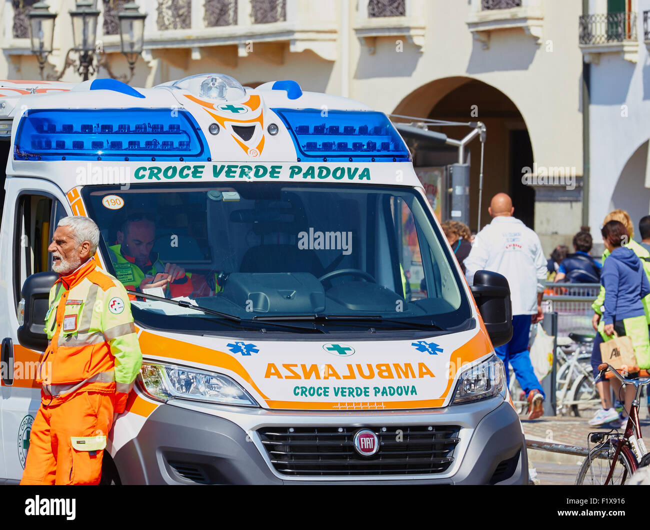 Una Croce Verde ambulanza e volontario in Prato della Valle Padova Padova Veneto Italia Europa Foto Stock