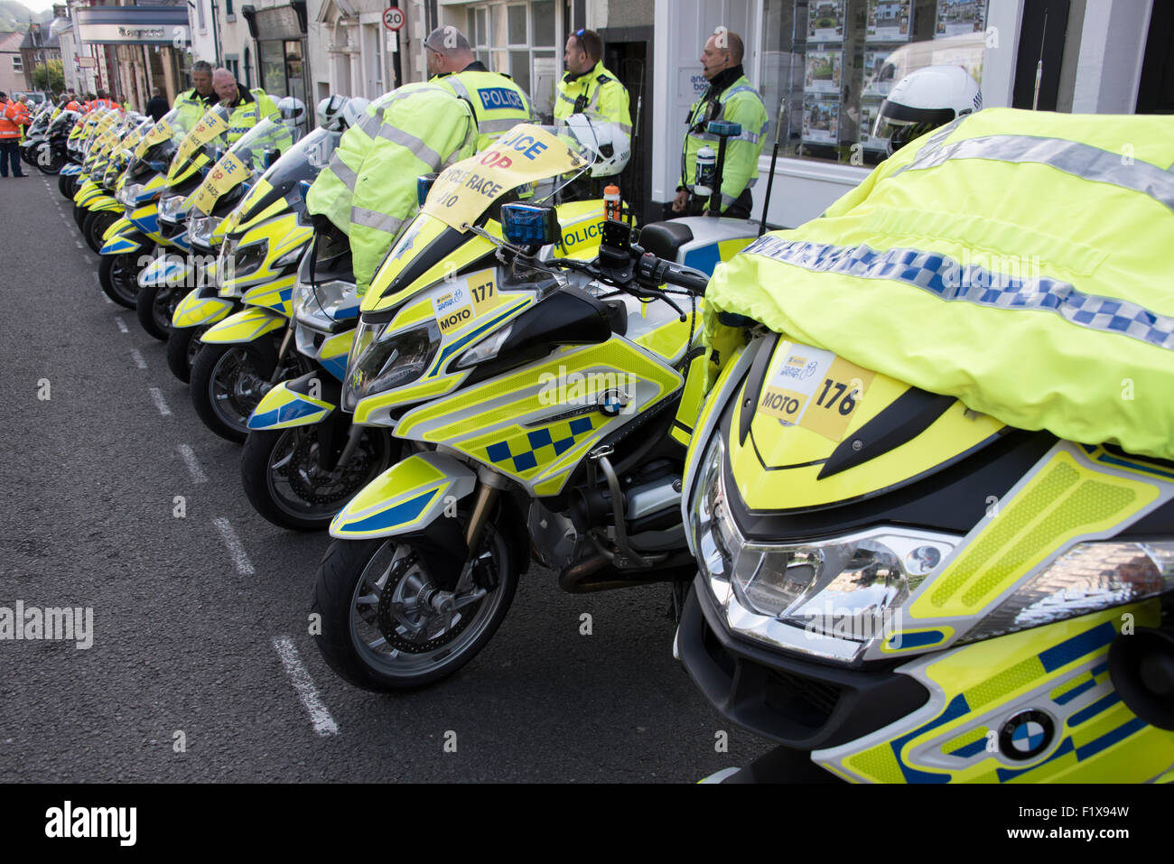 Nazionale di polizia moto Escort gruppo sul 2015 Aviva tour della Gran Bretagna cycle race a Clitheroe, Lancashire. Foto Stock