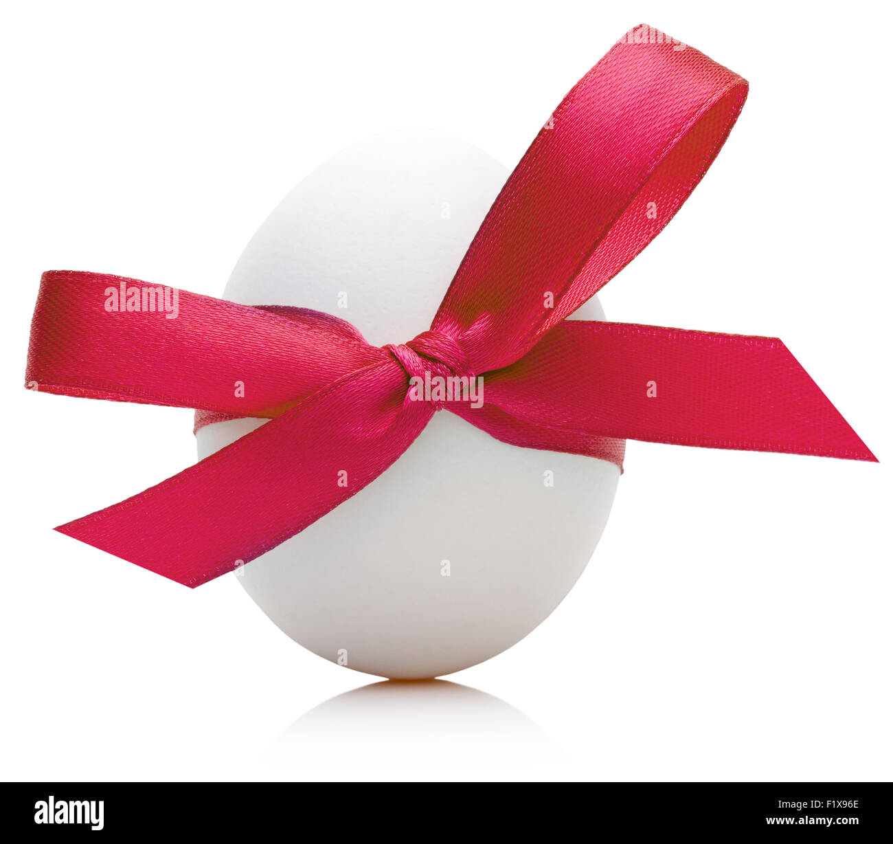 Uovo di Pasqua con la festosa arco rosso isolato su sfondo bianco. Foto Stock
