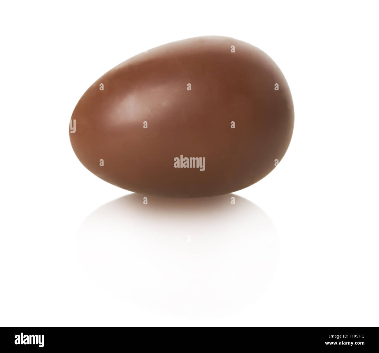 Uovo di cioccolato su sfondo bianco. Foto Stock