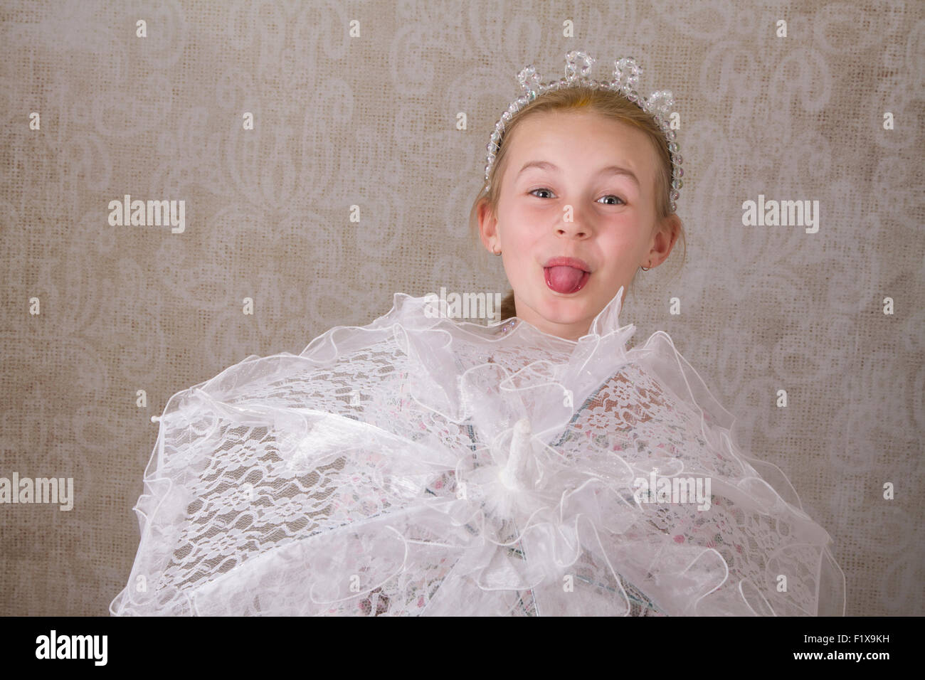 Ragazza giovane con lacy ombrello essendo molto impertinente. Foto Stock