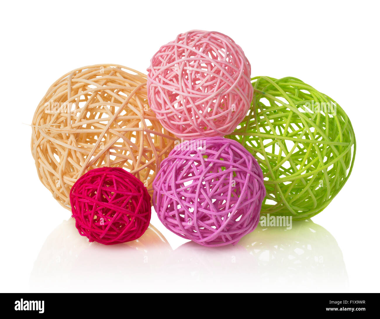 Decorative colorate sfere di vimini, isolato su bianco. Foto Stock