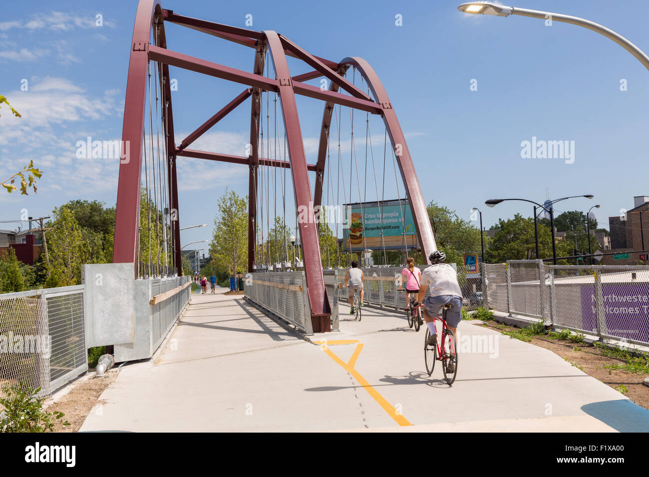 I ciclisti a Milwaukee Avenue ponte sul 606 elevata bike trail, spazi verdi e parco costruito sul vecchio Bloomingdale Linea nella Logan Square quartiere di Chicago, Illinois, Stati Uniti d'America Foto Stock