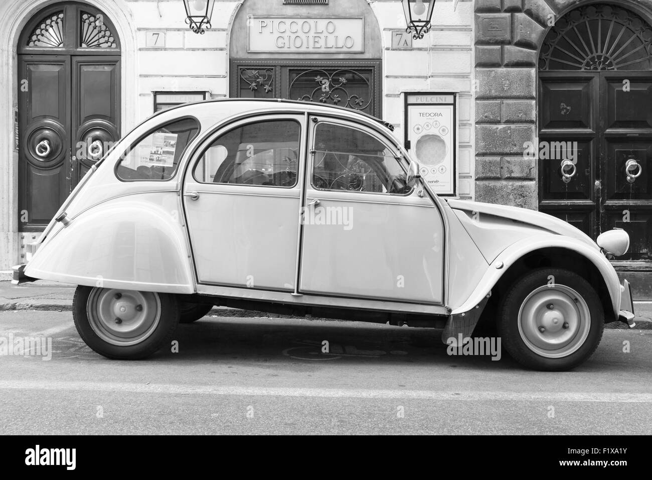 Roma, Italia - Agosto 9, 2015: Old-timer Citroen 2CV6 speciali supporti auto parcheggiate sulla strada della città, vista laterale Foto Stock