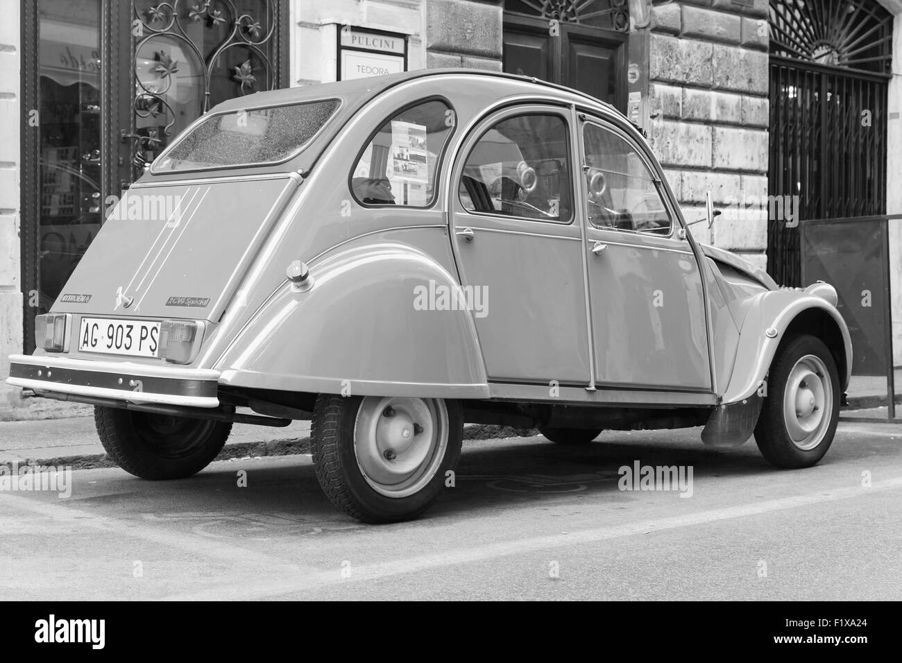 Roma, Italia - Agosto 9, 2015: Old-timer Citroen 2CV6 speciali supporti auto parcheggiate sulla strada della città, vista posteriore Foto Stock