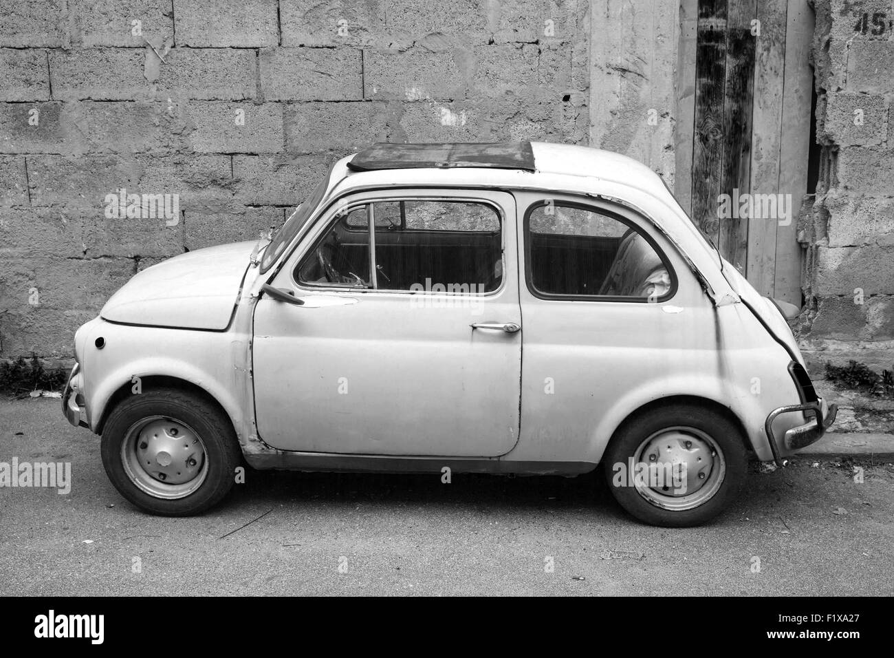 Lacco Ameno, Italia - 15 agosto 2015: Vecchia Fiat Nuova 500 city car prodotta dal costruttore italiano Fiat tra 1957 e 197 Foto Stock