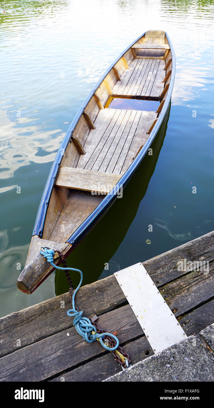 Barca di legno nel lago e pier Foto Stock