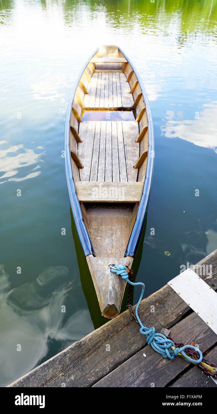 Barca di legno nel lago Foto Stock
