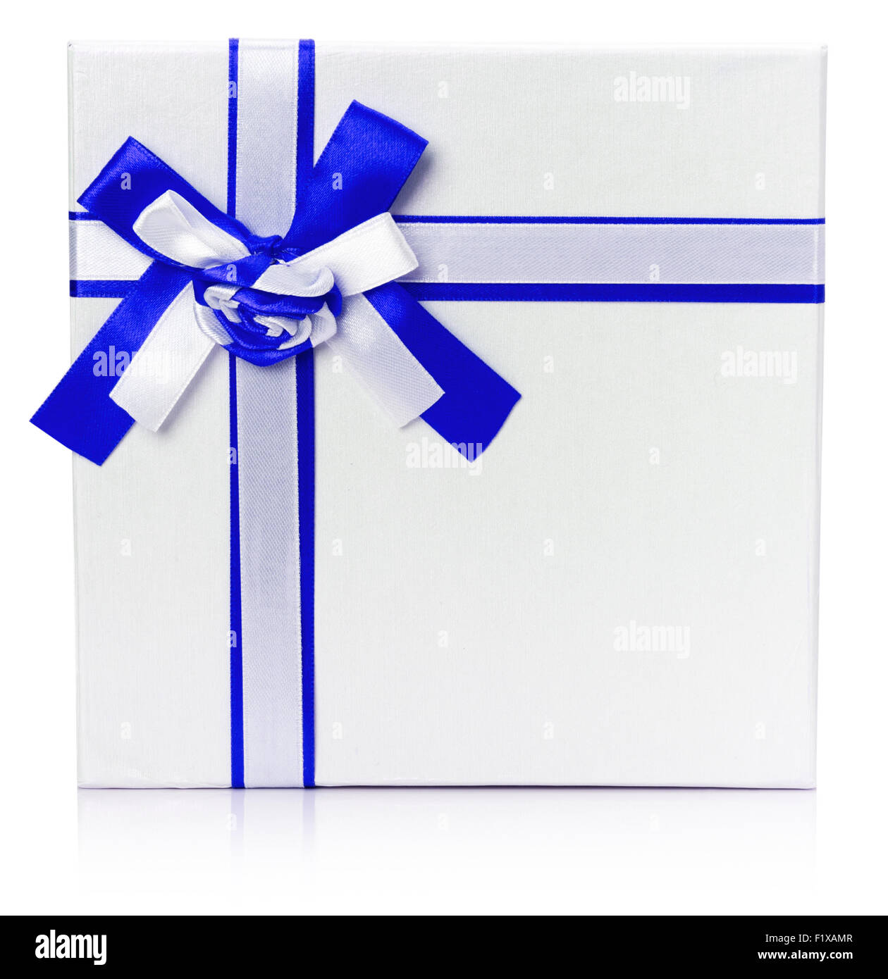 Confezione regalo con nastro blu e bow isolato su uno sfondo bianco. Foto Stock