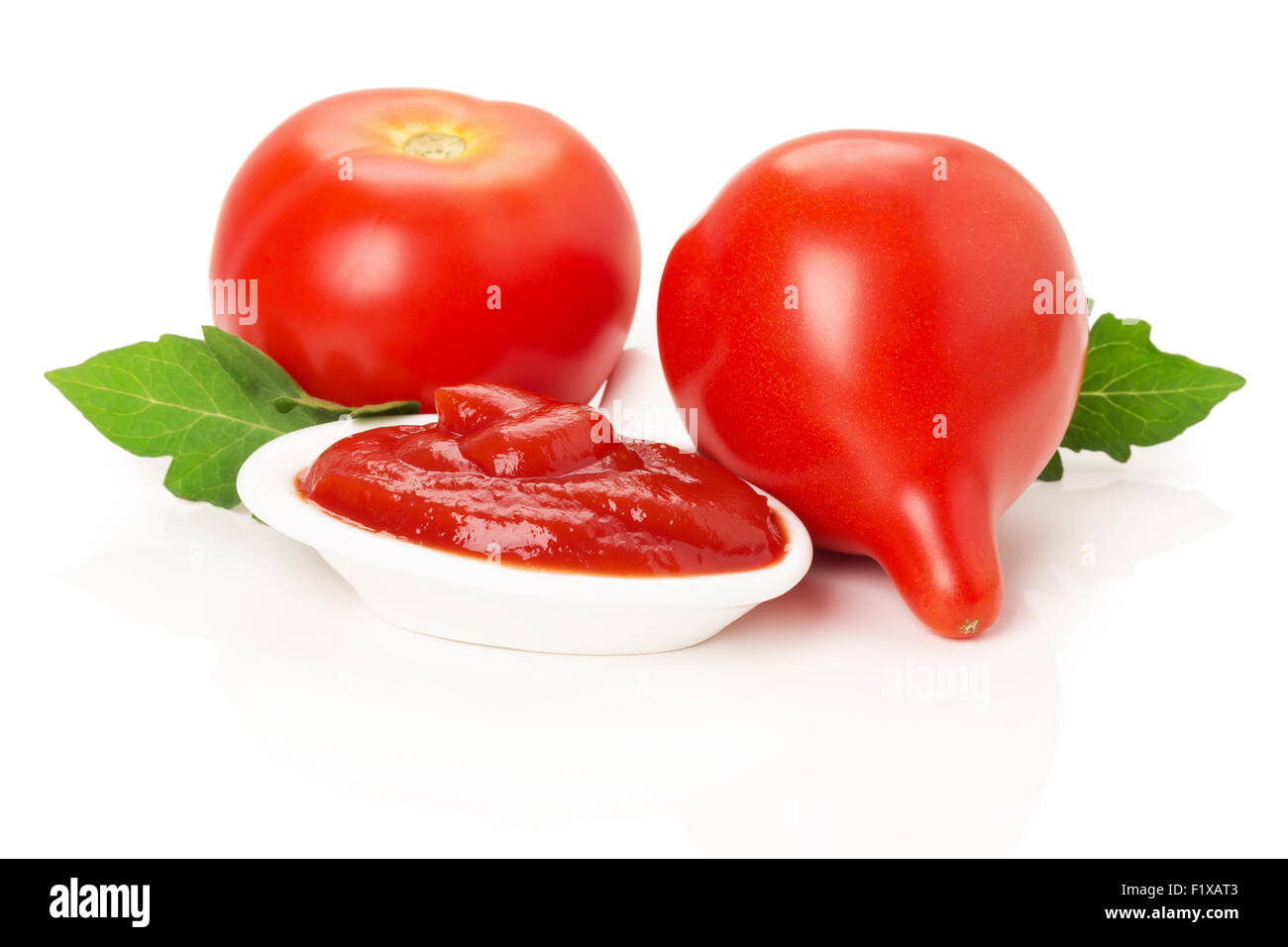 Ciotola con salsa di pomodoro e succosa pomodori rossi isolato su uno sfondo bianco. Foto Stock