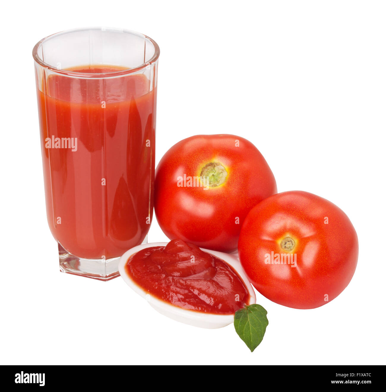 Il succo di pomodoro e ketchup isolato su uno sfondo bianco. Foto Stock