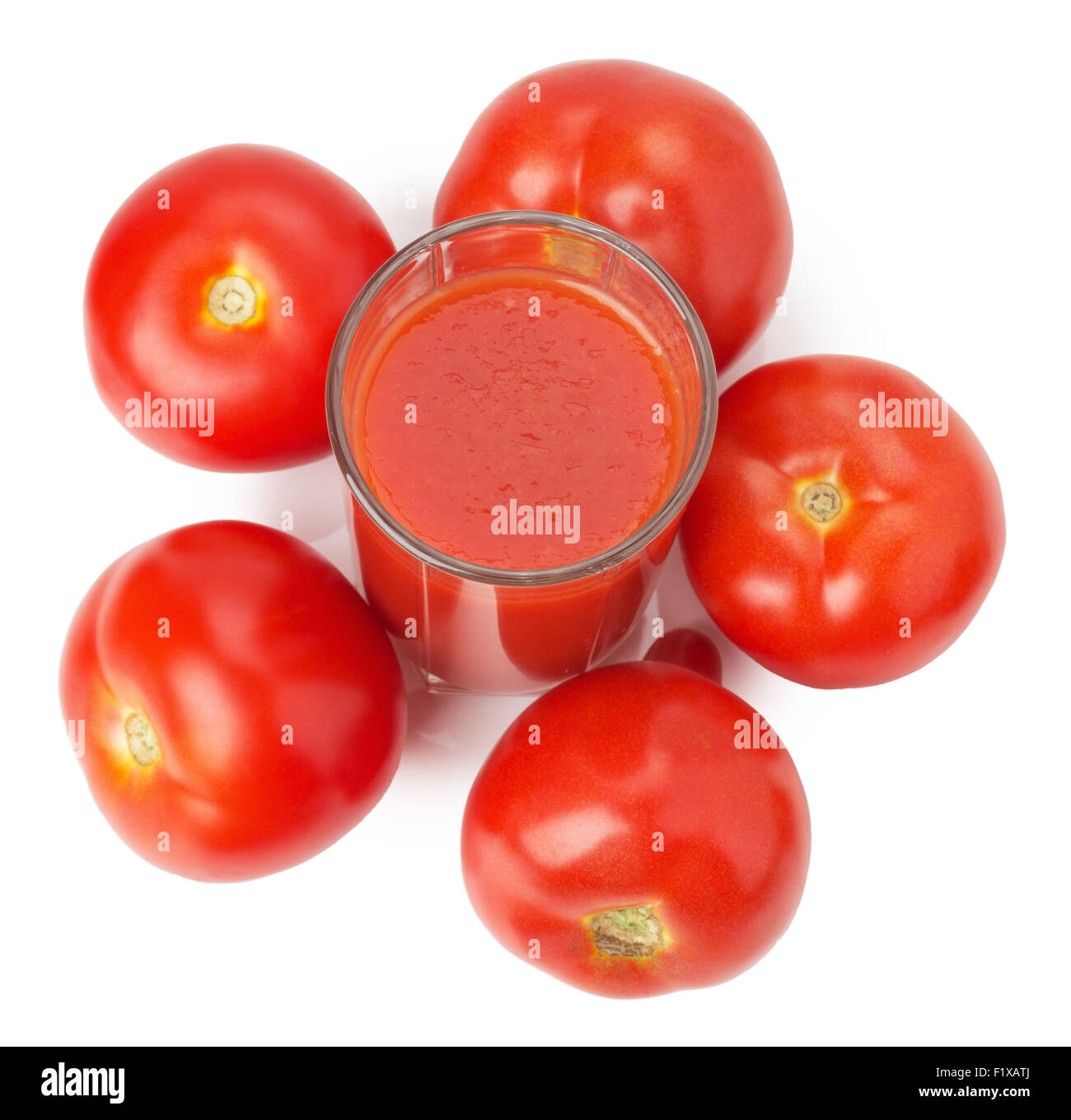 Pomodori e il succo di pomodoro isolato su uno sfondo bianco. Foto Stock