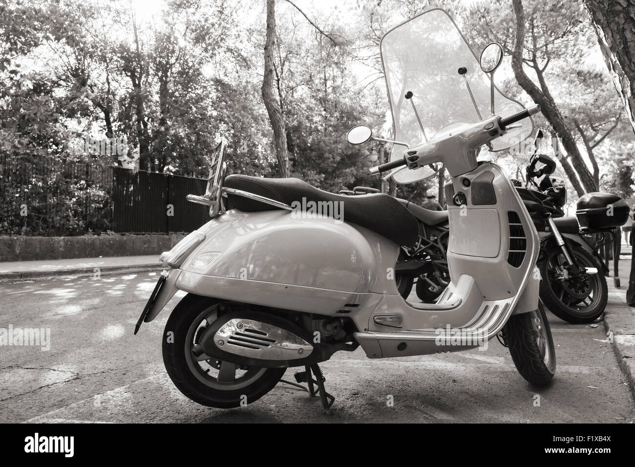 Ischia, Italia - 15 agosto 2015: Classico stile vecchia Vespa scooter sta parcheggiato su una strada Foto Stock