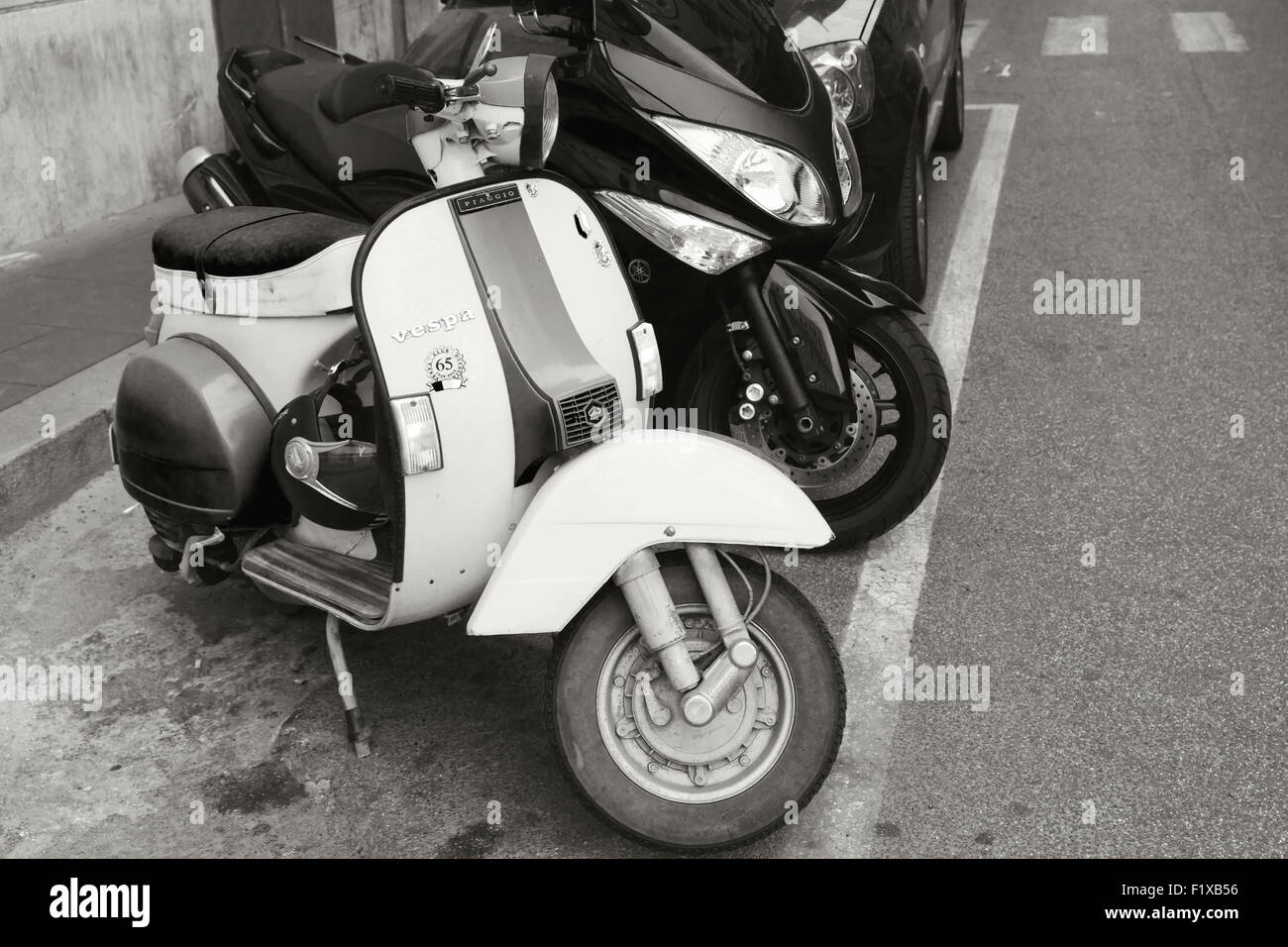 Roma, Italia - 07 agosto 2015: Classico stile vecchia Vespa scooter stand parcheggiato su una strada in città Foto Stock