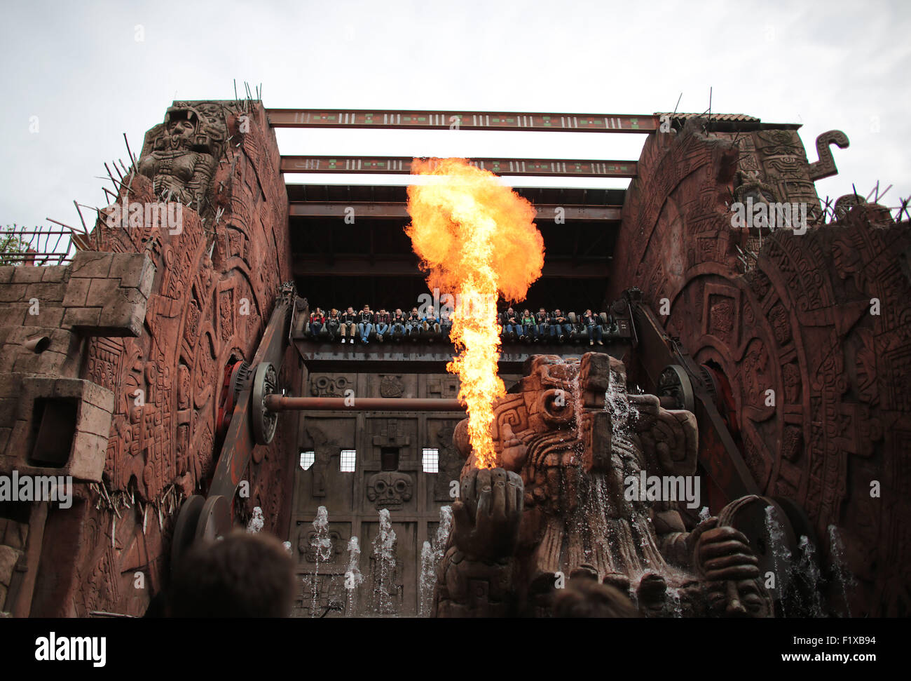 Bruehl, Germania. 04 Sep, 2015. Visitatori ride sospeso il top spin ride Talocan in Phantasialand parco a tema in Bruehl, Germania, 04 settembre 2015. Foto: Oliver Berg/dpa/Alamy Live News Foto Stock