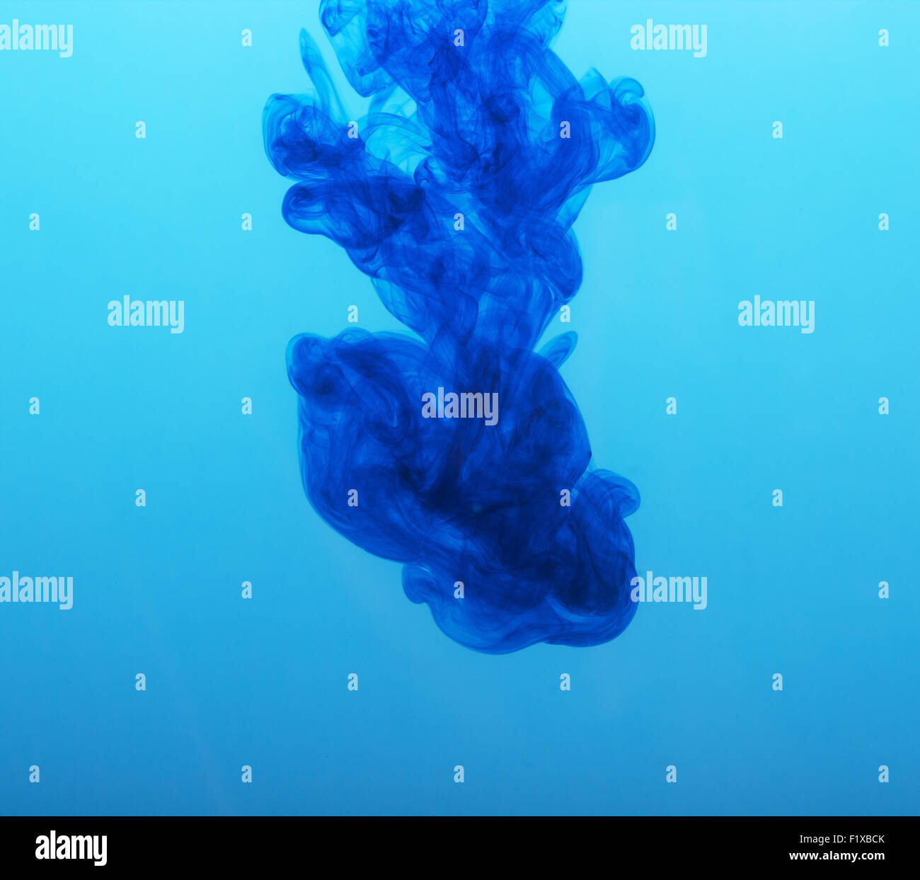 Inchiostro blu in acqua. Foto Stock