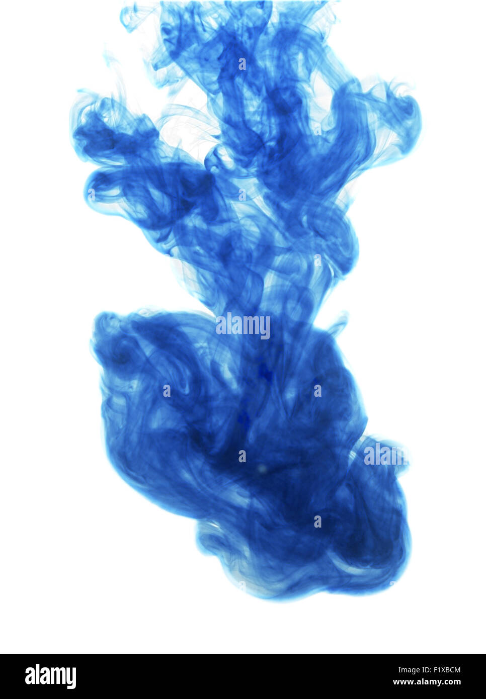 Inchiostro blu in acqua su sfondo bianco. Foto Stock