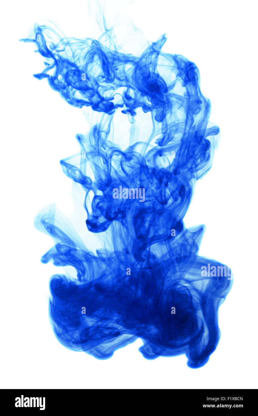 Inchiostro blu in acqua su sfondo bianco. Foto Stock