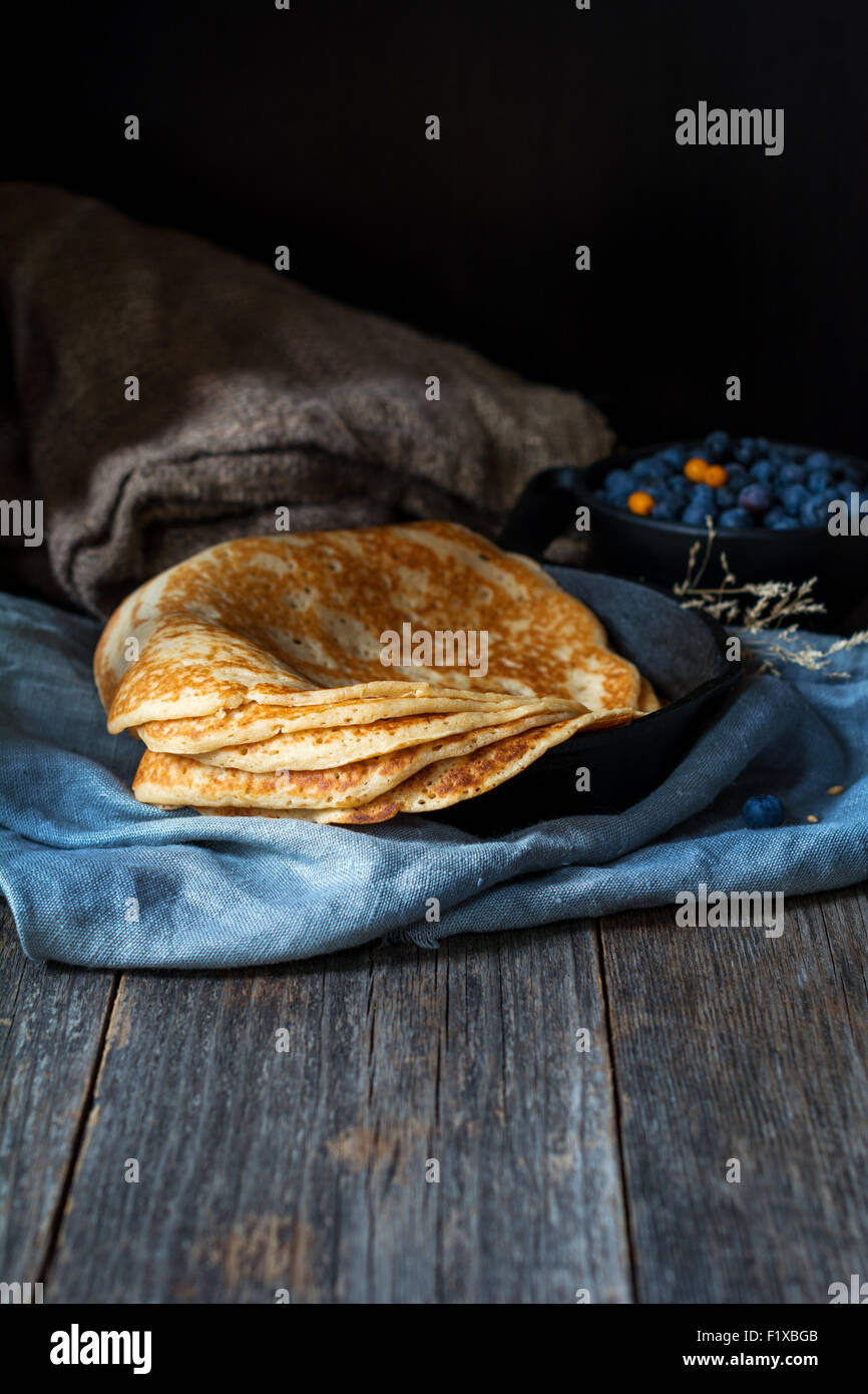 Blintzes o blinis - tradizionale russo spessa crepes. Rustico vita ancora Foto Stock