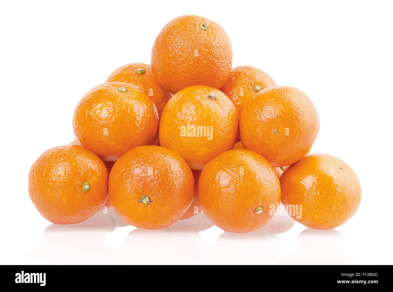 Pila di tangerini su uno sfondo bianco. Foto Stock