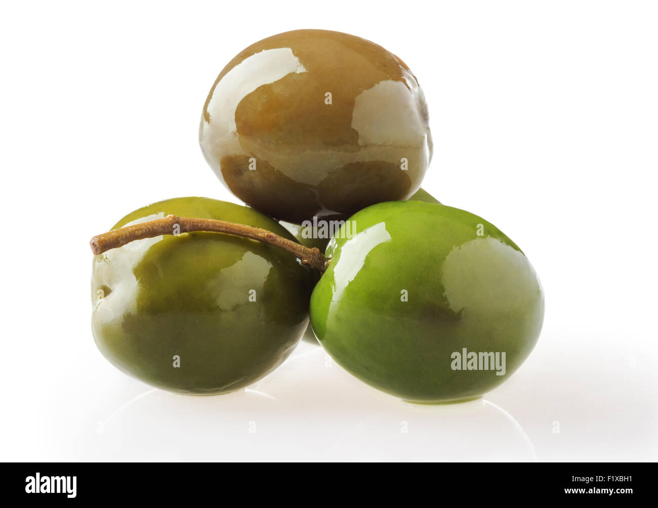 Tre olive su sfondo bianco. Foto Stock