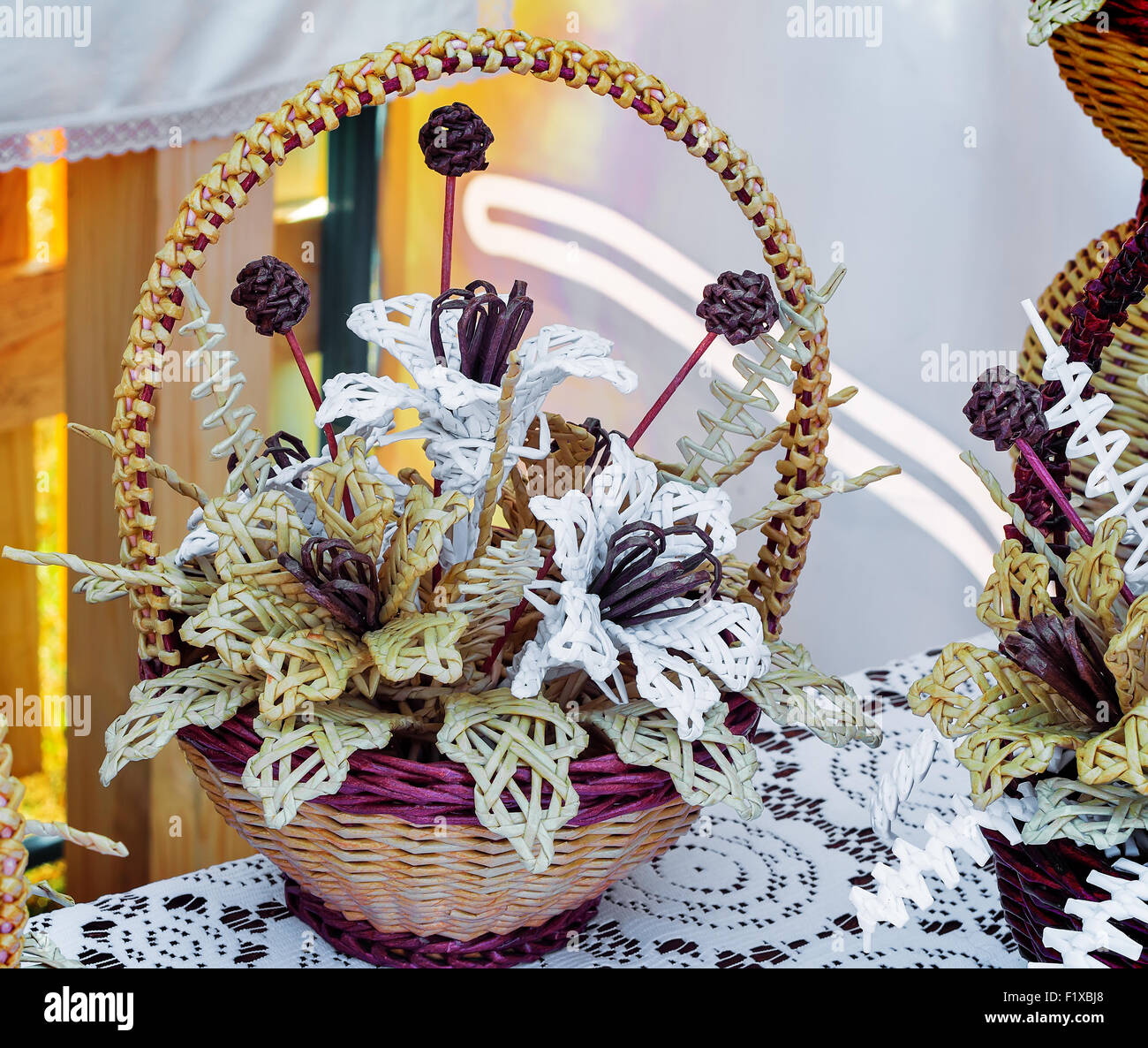 Una teiera turca classica, celebrativa e ornata, due bicchieri e delizie  turche tradizionali su un vassoio e tovaglia in pizzo bianco in luce  soffusa Foto stock - Alamy