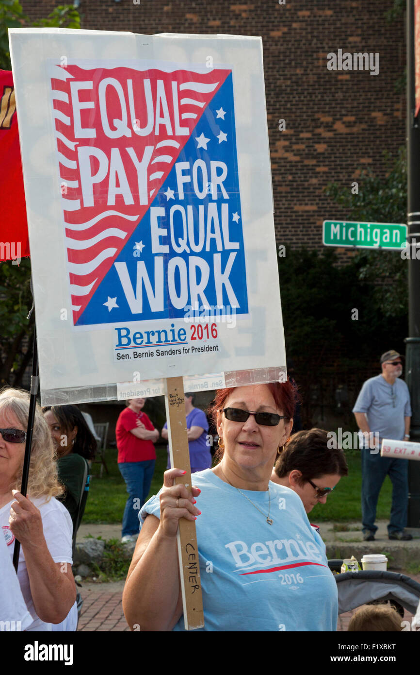 Detroit, Michigan - Un Bernie Sanders sostenitore a Detroit parata del giorno del lavoro. Foto Stock