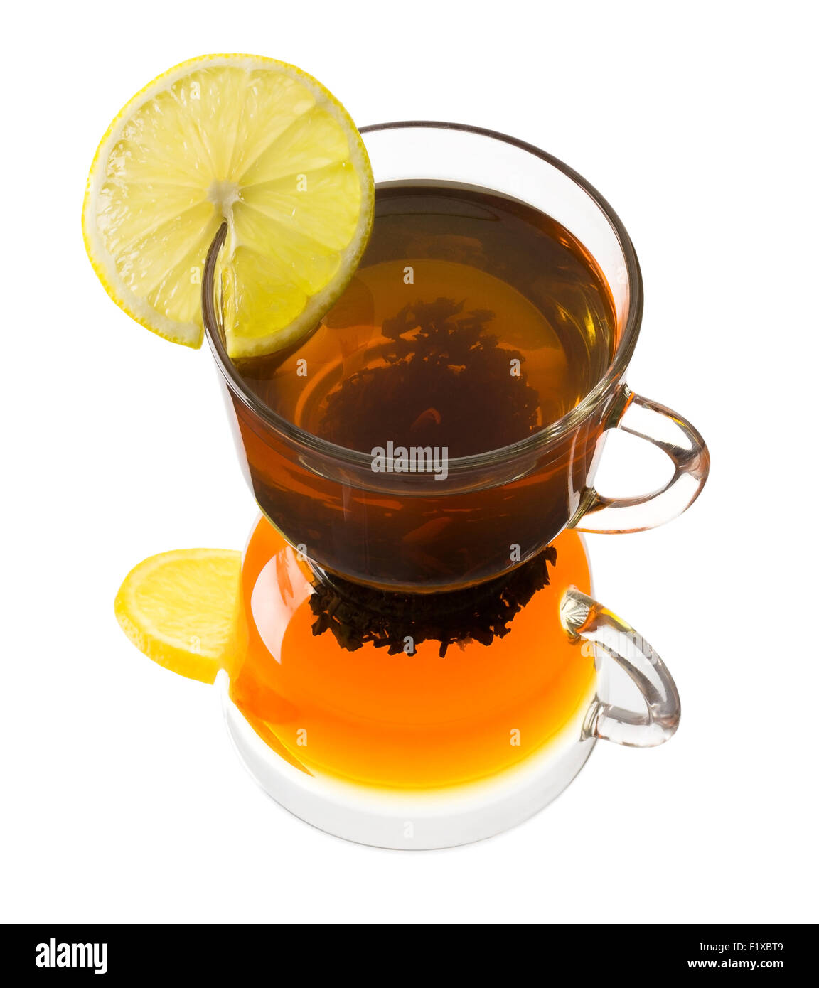 Bicchiere di vetro di tè con limone su uno sfondo bianco. Foto Stock