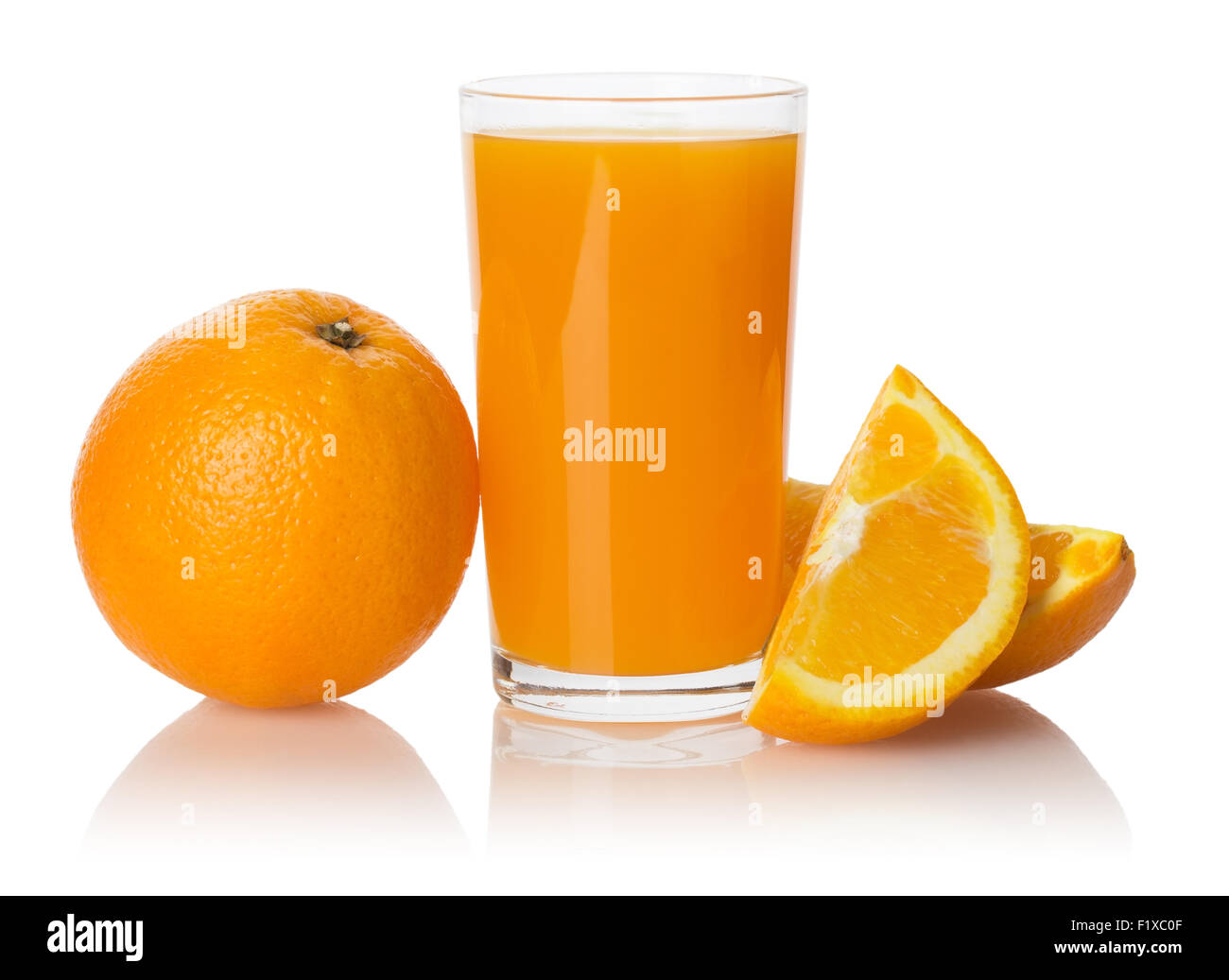 Un bicchiere di succo di frutta fresco e arancione. Foto Stock
