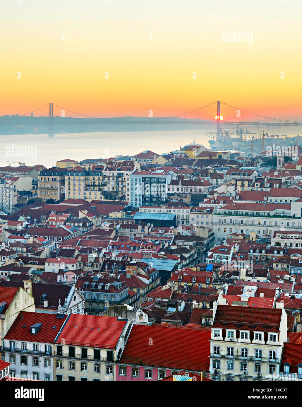 Lo skyline di Lisbona e 25 aprile bridge al tramonto. Portogallo Foto Stock