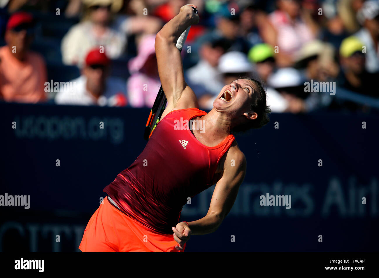Flushing Meadows, New York, Stati Uniti d'America. 07Th Sep, 2015. Simona Halep, il numero 2 le sementi provenienti dalla Romania, che serve durante il suo quarto round match contro Sabine LISICKI di Germania presso l'U.S. Aperto in Flushing Meadows, New York il 7 settembre 2015. Halep ha vinto la partita in tre set Credit: © Adam Stoltman/Alamy Live News Foto Stock