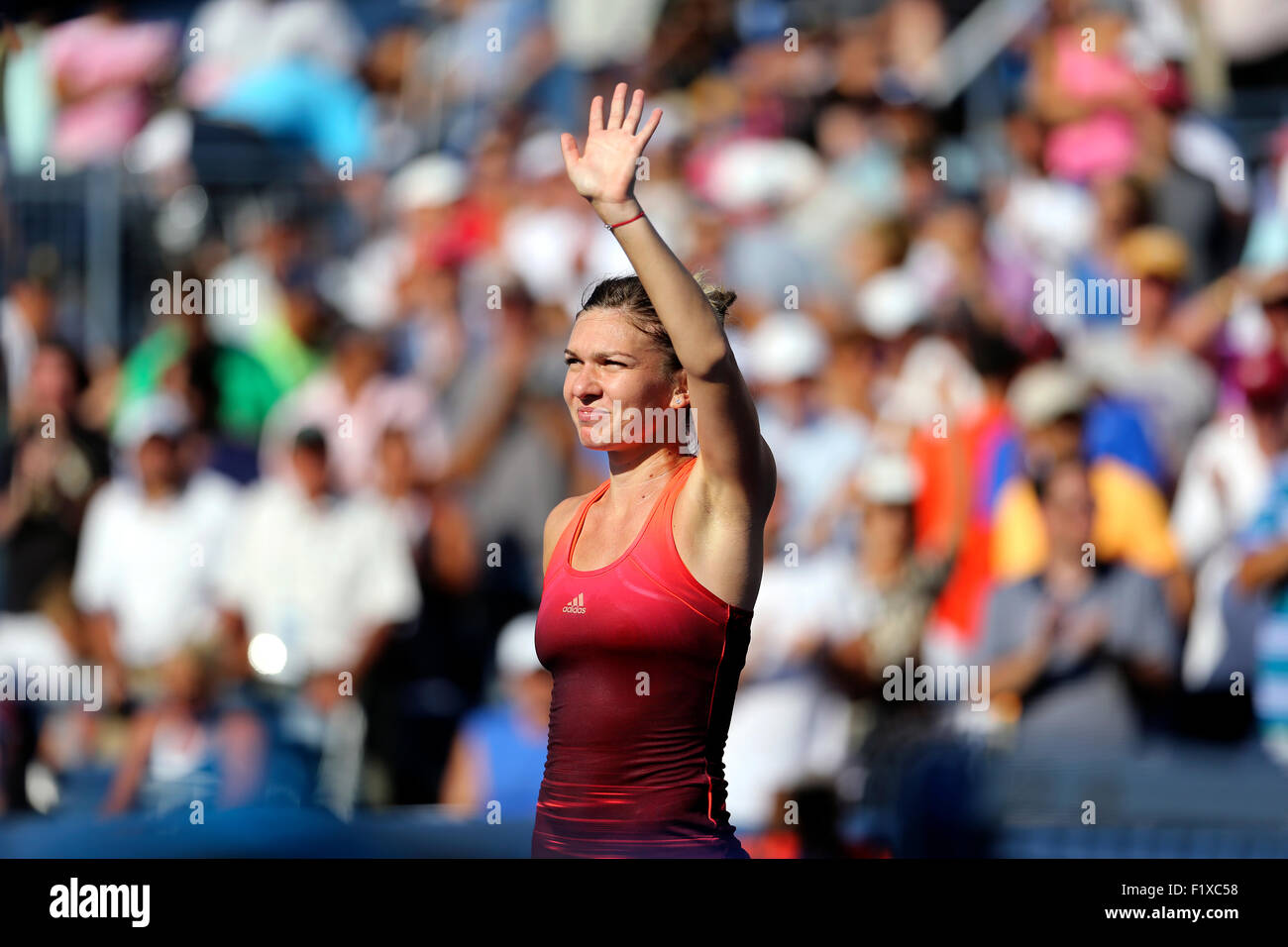 Flushing Meadows, New York, Stati Uniti d'America. 07Th Sep, 2015. Simona Halep, il numero 2 le sementi provenienti dalla Romania, onde la folla dopo la sua quarta vittoria rotonda su Sabine LISICKI di Germania presso l'U.S. Aperto in Flushing Meadows, New York il 7 settembre 2015. Halep ha vinto la partita in tre set Credit: © Adam Stoltman/Alamy Live News Foto Stock