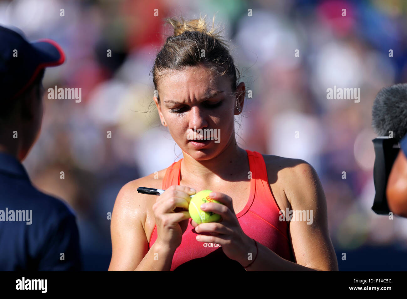 Flushing Meadows, New York, Stati Uniti d'America. 07Th Sep, 2015. Simona Halep, il numero 2 le sementi provenienti dalla Romania, firma autografi dopo la sua quarta vittoria rotonda su Sabine LISICKI di Germania presso l'U.S. Aperto in Flushing Meadows, New York il 7 settembre 2015. Halep ha vinto la partita in tre set Credit: © Adam Stoltman/Alamy Live News Foto Stock