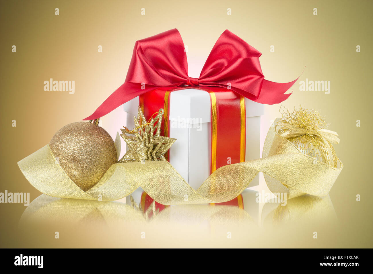 Confezione regalo con fiocco e palle di Natale. Foto Stock