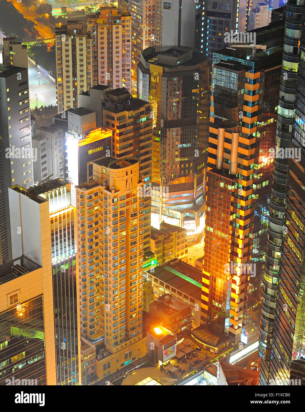 Vista superiore della densità di Hong Kong centro città di notte Foto Stock