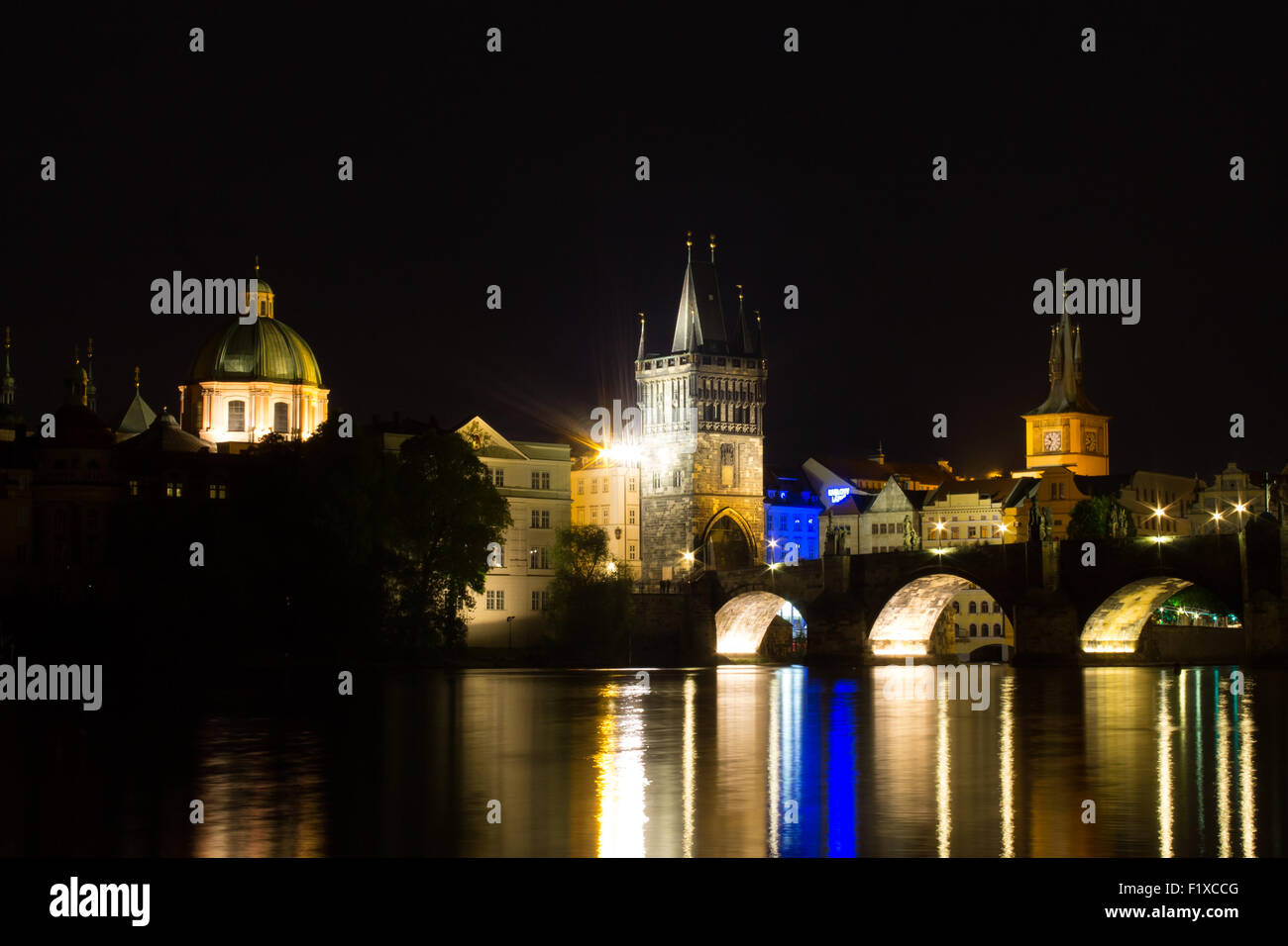 Il Ponte di Carlo e il fiume Vltava di notte, Praga, Repubblica Ceca. Foto Stock