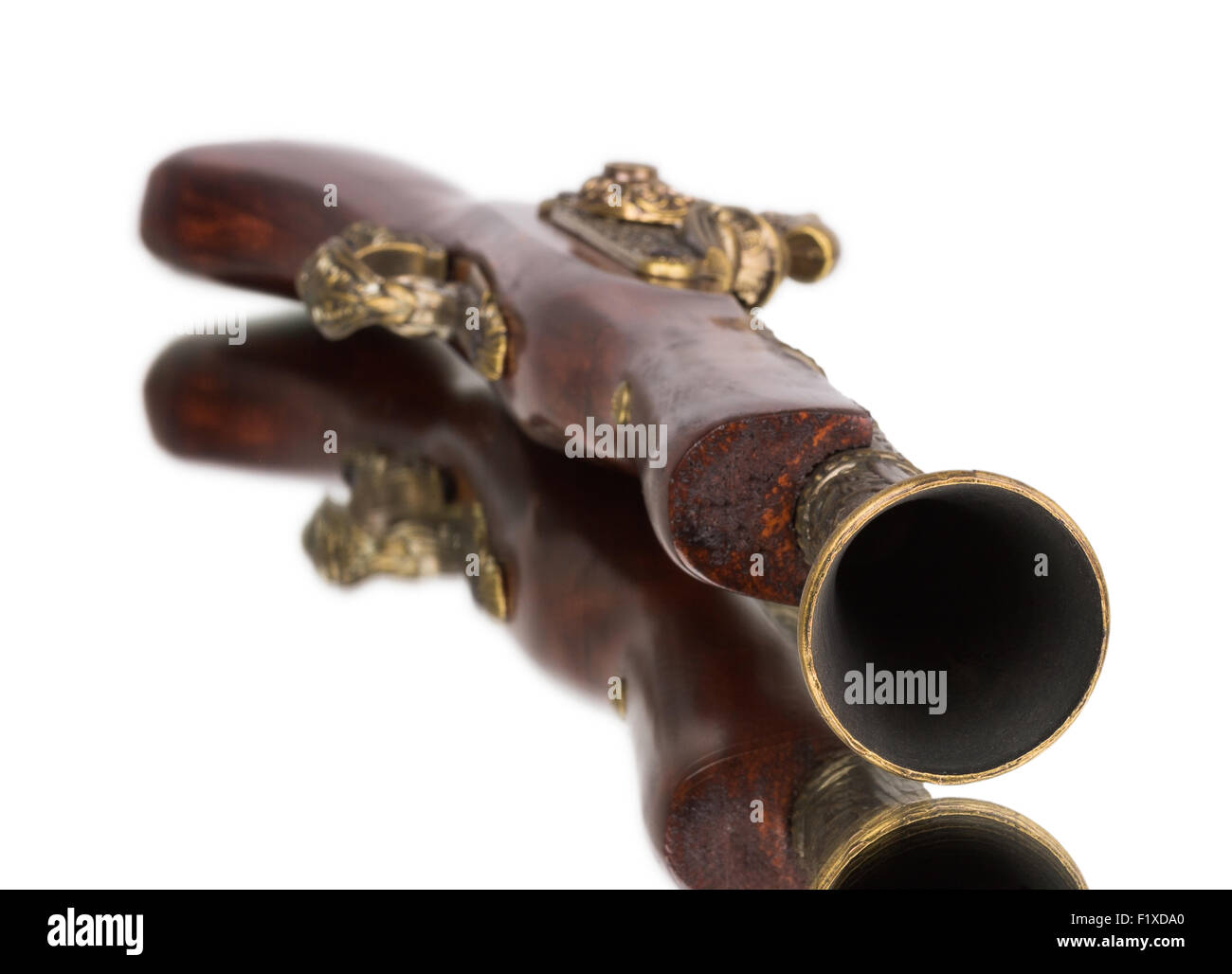 Modello della vecchia pistola su uno sfondo bianco, souvenir. Foto Stock