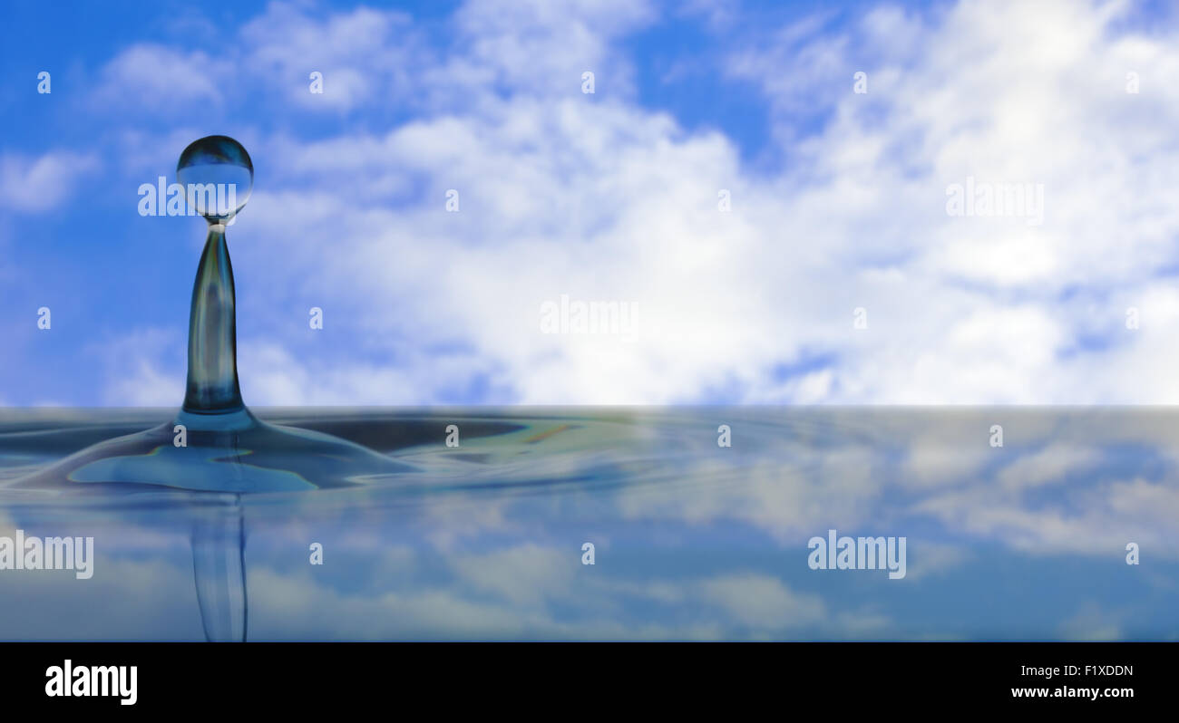 Goccia di acqua sul cielo dello sfondo. Foto Stock