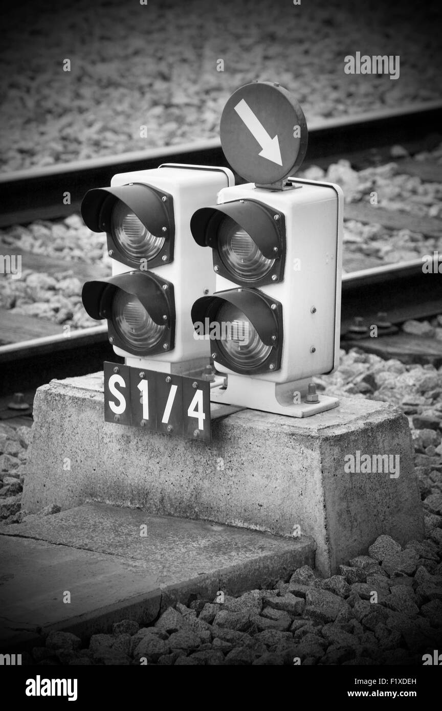 Semaforo su una stazione ferroviaria in bianco e nero la vignettatura Foto Stock