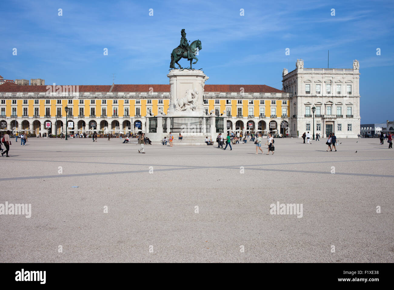 Il Portogallo, Lisbona, Praca do Comercio - Piazza del Commercio, statua equestre del re Jose I. Foto Stock